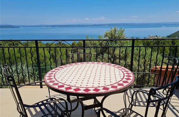apart'hotel holidays residence la provence apartment with sea view over berre sea, Etang de berre, cote bleue, fos sur mer, istres, martigues, port saint louis, miramas, marignane, port de bouc, port de Marseille, marseille airport, aix en provence