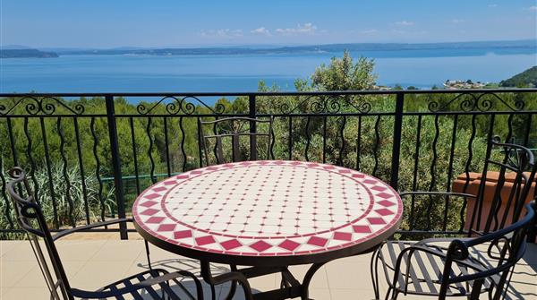 apart'hotel holidays residence la provence apartment with sea view over berre sea, Etang de berre, cote bleue, fos sur mer, istres, martigues, port saint louis, miramas, marignane, port de bouc, port de Marseille, marseille airport, aix en provence