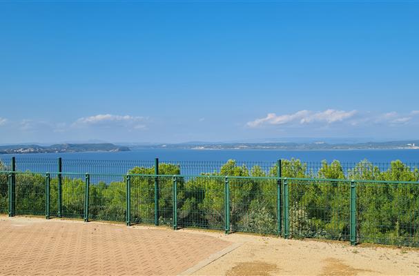 Apart'hotel Holidays residence la provence appartment rental stay for holidays and business travel with sea view  on Etang de Berre close to saint mitre les remparts, fos sur mer, istres, martigues, miramas, marignane, port de bouc, aix en provence