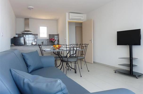 residence la Provence apartment with living room and television