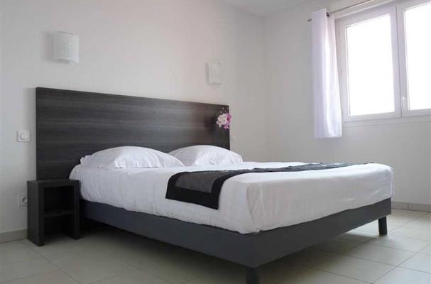 apartement with one bedroom and cupboard