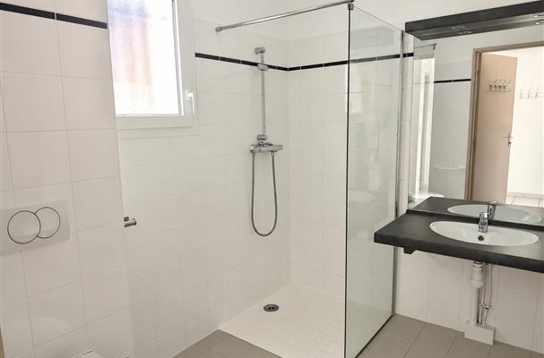 Modern bathroom with italian shower Residence La Provence